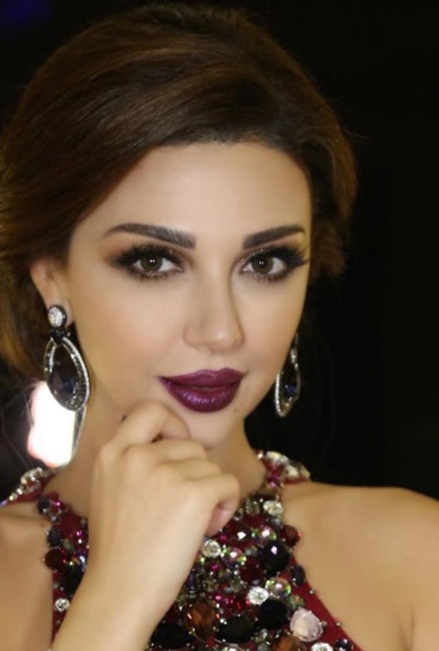 تألقي بالأقراط الماسية الطويلة كالنجمة نجوى كرم