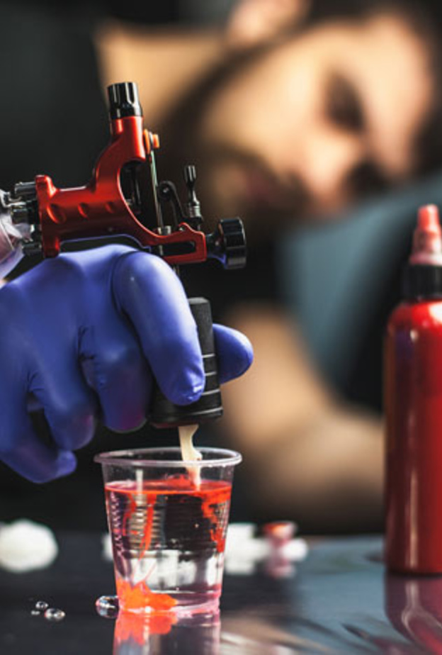 الألوان المستخدمة في الوشم تسبب حساسية جلدية