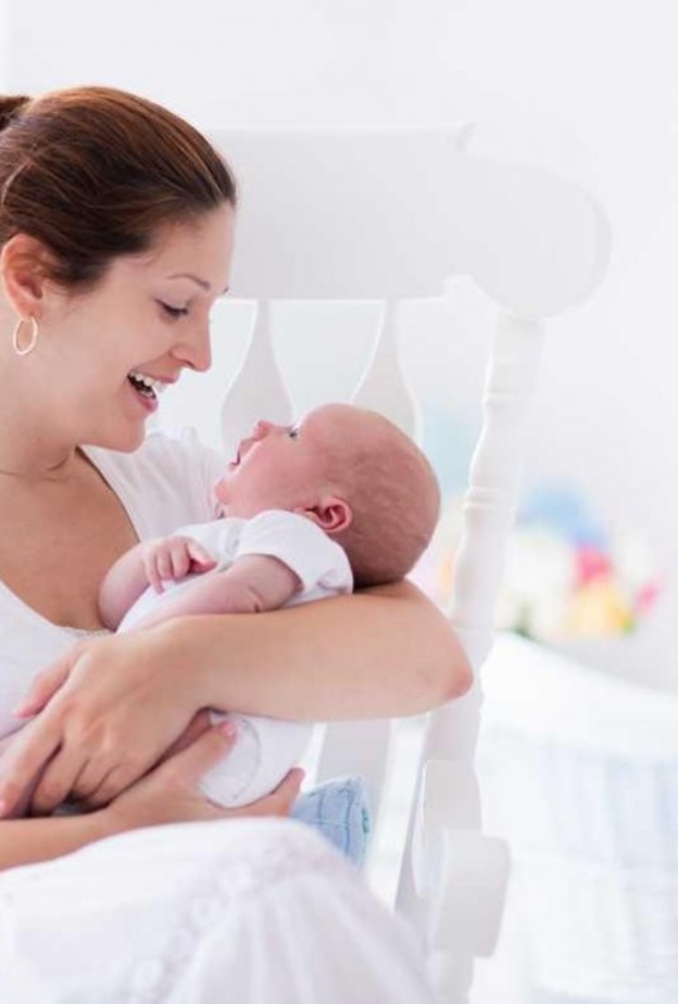 لبن الأم ينقل بكتريا مفيدة لحماية أمعاء الطفل 