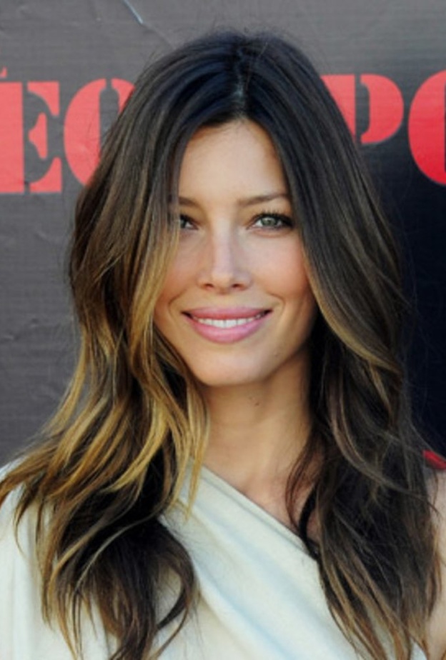 الممثلة الأمريكية جيسيكا بيل تحتفل بعيدها في 3 مارس