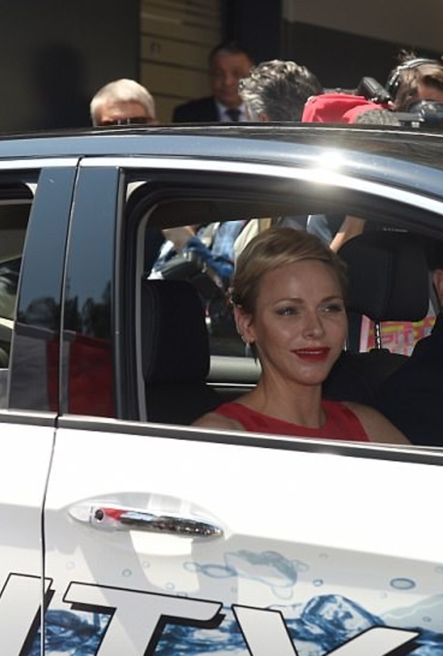 وصول الأمير ألبرت الثاني أمير موناكو وزوجته الأميرة تشارلين