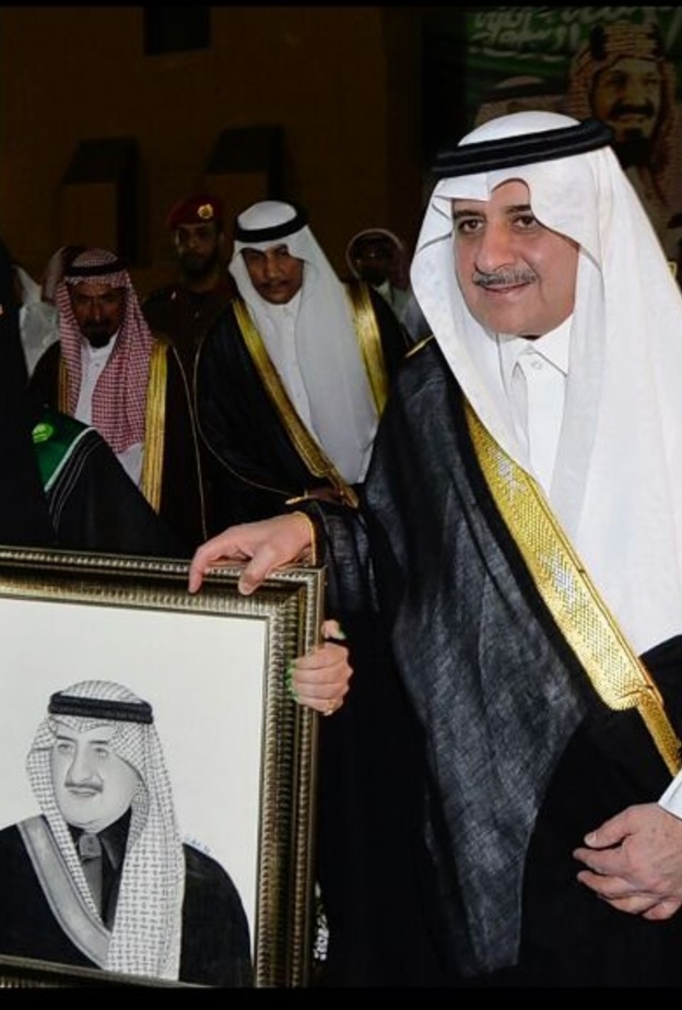 اهداء الأمير فهد اللوحة بمناسبة اليوم الوطني 1437 في وسط الاحتفال
