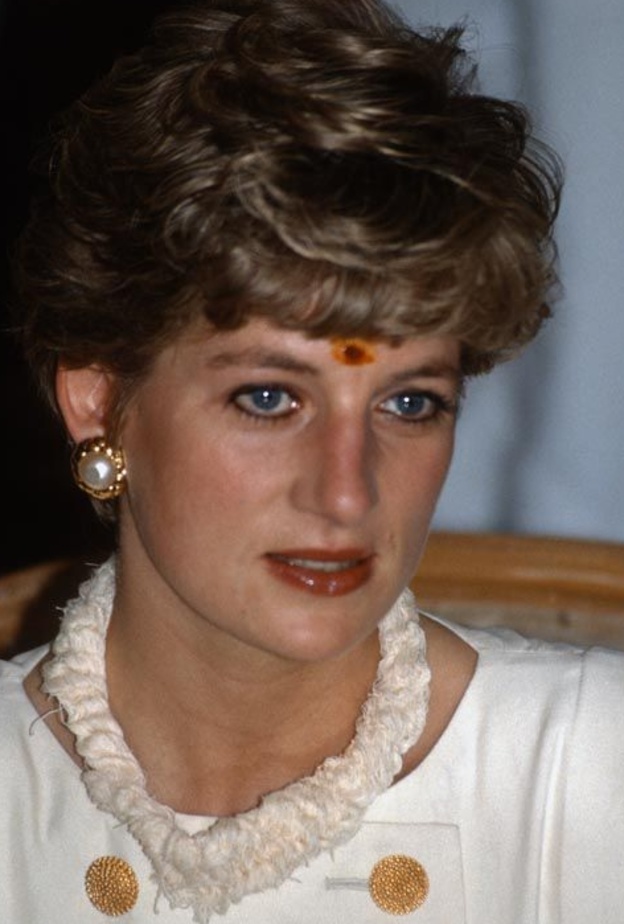 الأميرة ديانا كانت تسير على الرمل بالكعب العالي