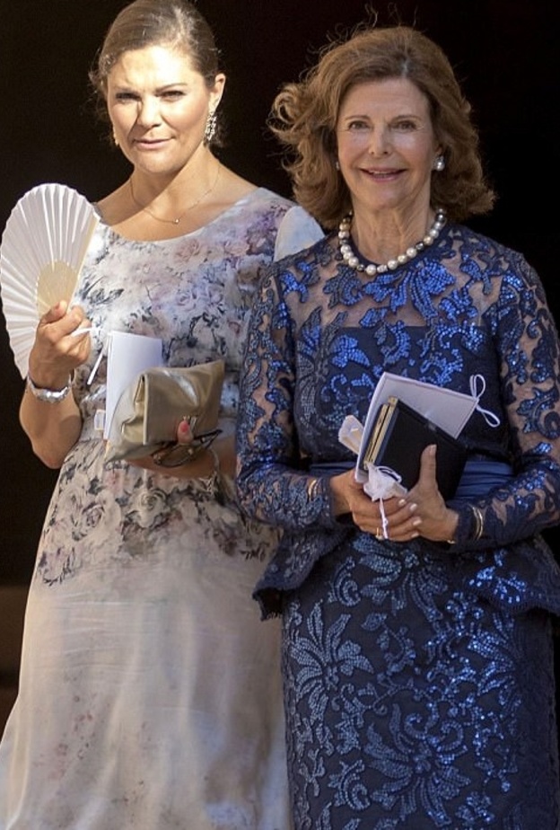 ملكة السويد وولية العهد تسرقان الأضواء في حفل زفاف في مايوركا