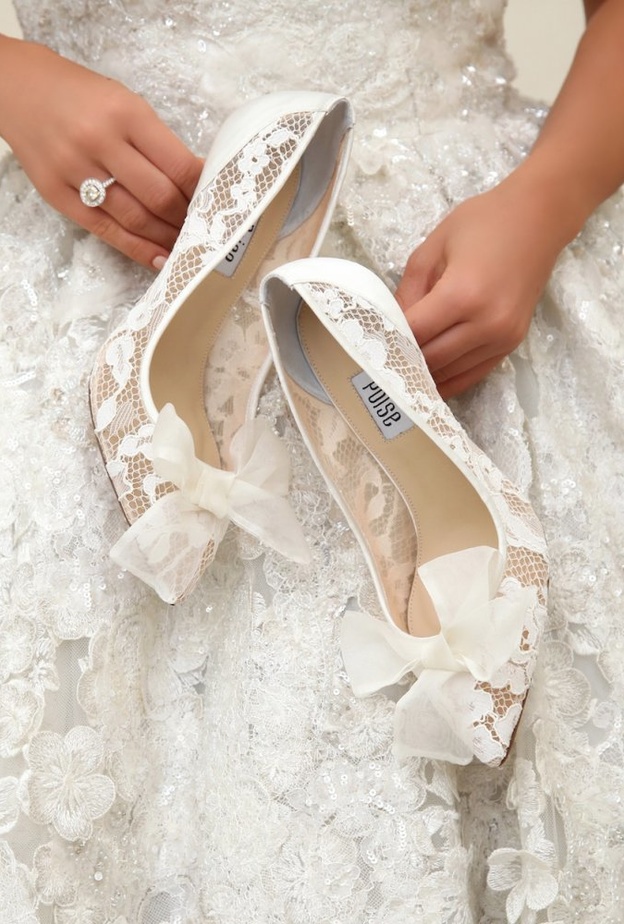 العقدة الأنثوية تزين حذاء العروس للمصممة ايميه بطرس
