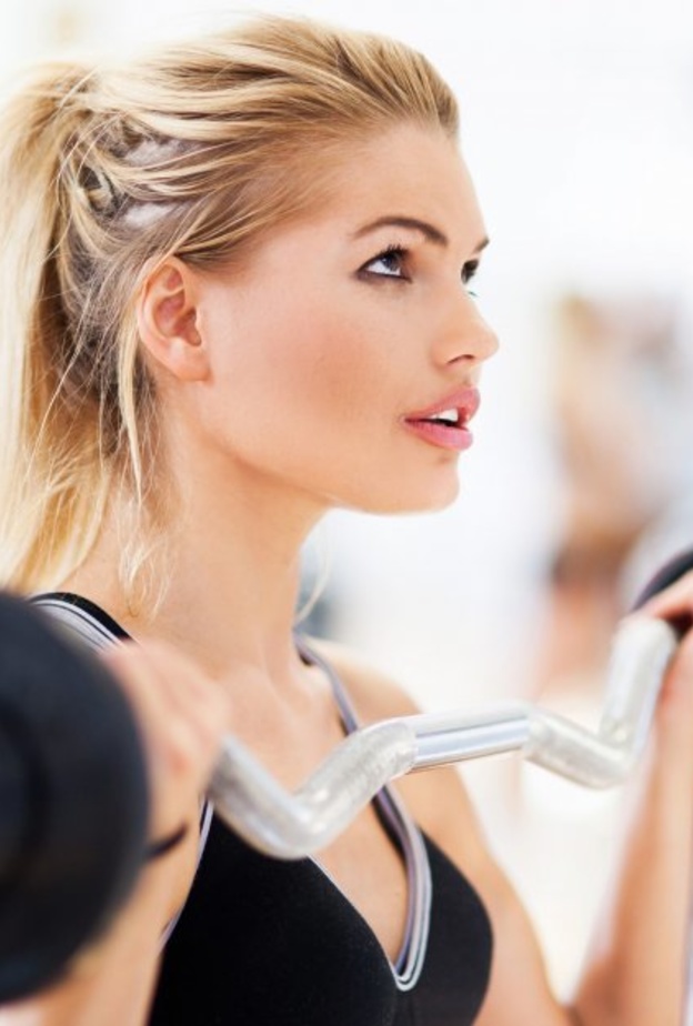 رفع الأوزان من افضل التمارين التي تحرق السعرات و الدهون