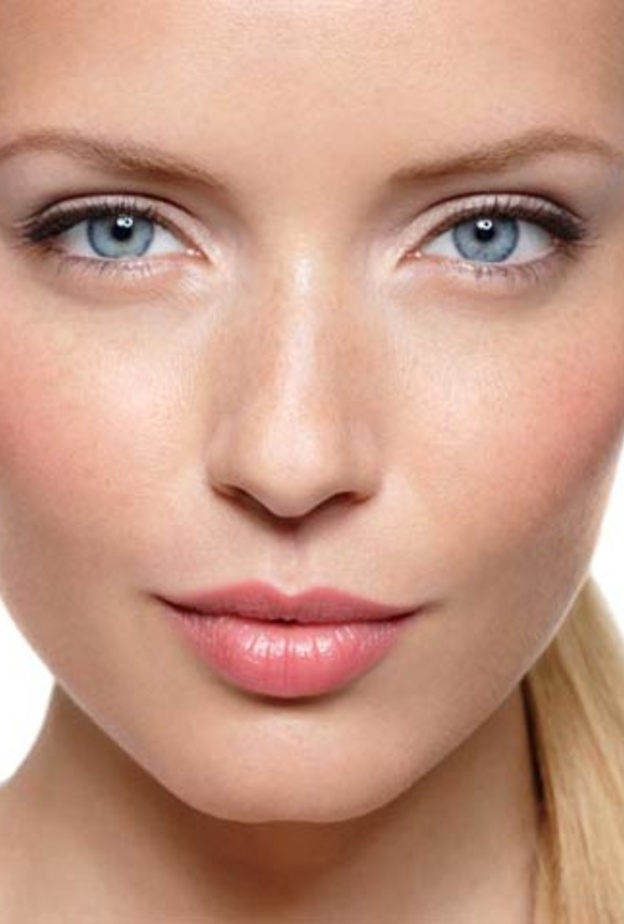 اعتمدي الإطلالة الطبيعية لبشرتك