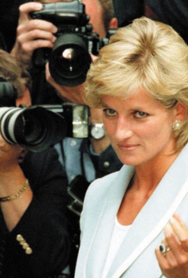 وسائل الإعلام ومصوري الباباراتزي