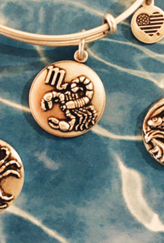 قد يشعر مواليد الابراج المائية بأن مولود الجوزاء يهملهم ما يؤدي الى مشاكل عدة