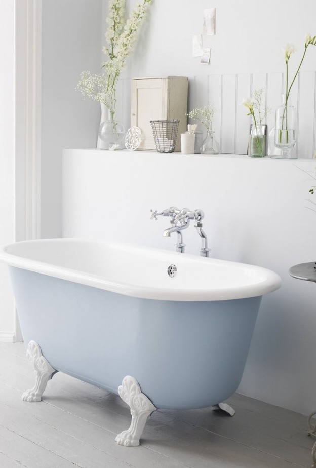 حوض الاستحمام باللون الأزرق الباستيل