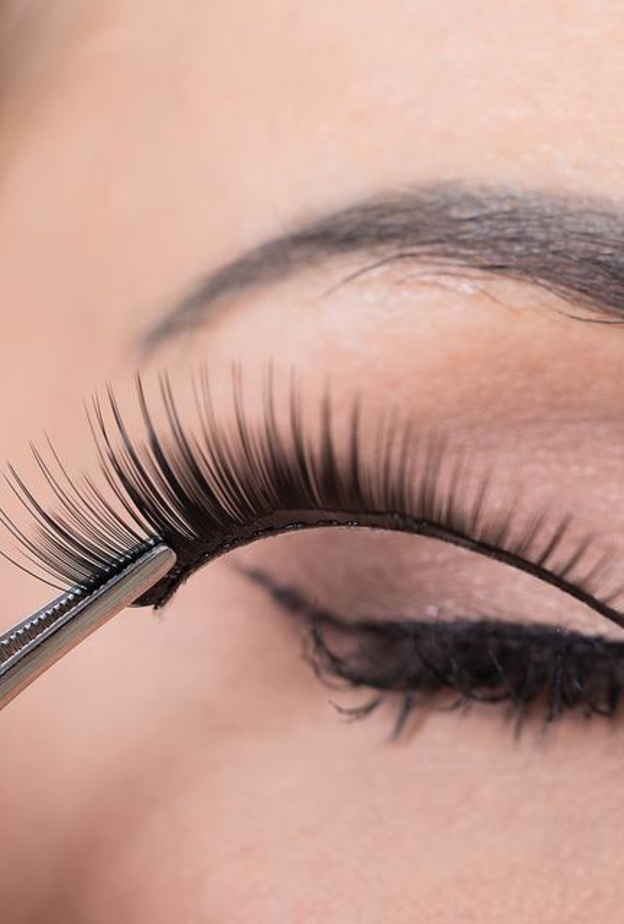 الرموش الاصطناعية تضعف المسام