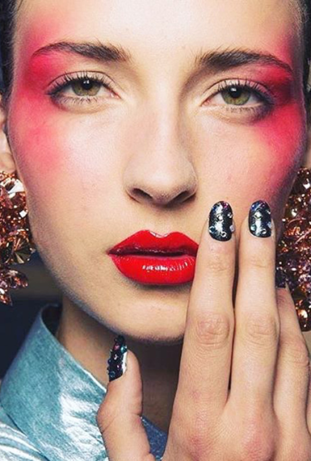 اكسسوارات ذهبية تخفي المناكير بأسلوب جورج حبيقة