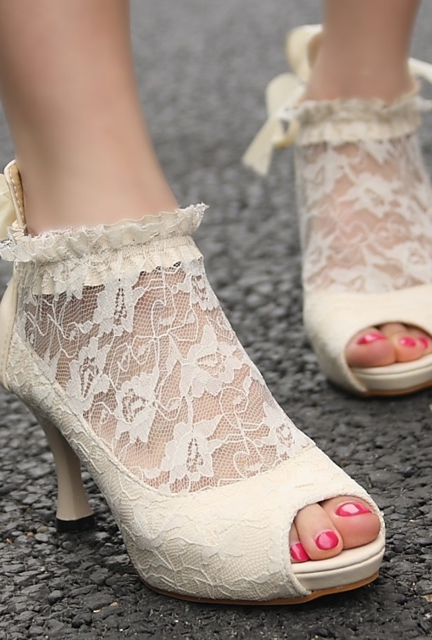حذية الاعراس الدانتيل هي الاكثر اناقة.