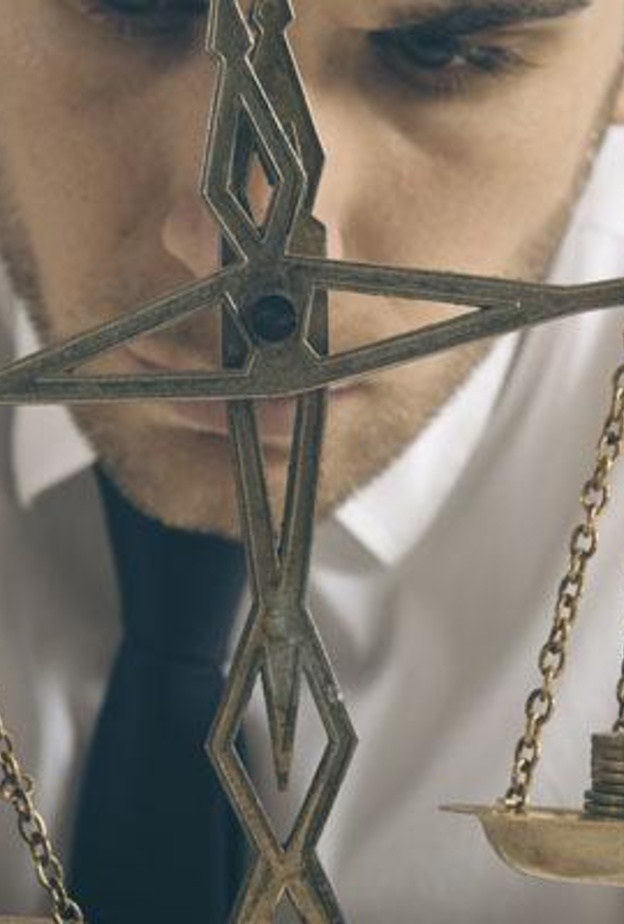 يفضّل الاعمال التي تتطلّب الاحتكاك بالناس او ان يعمل ضمن فريق