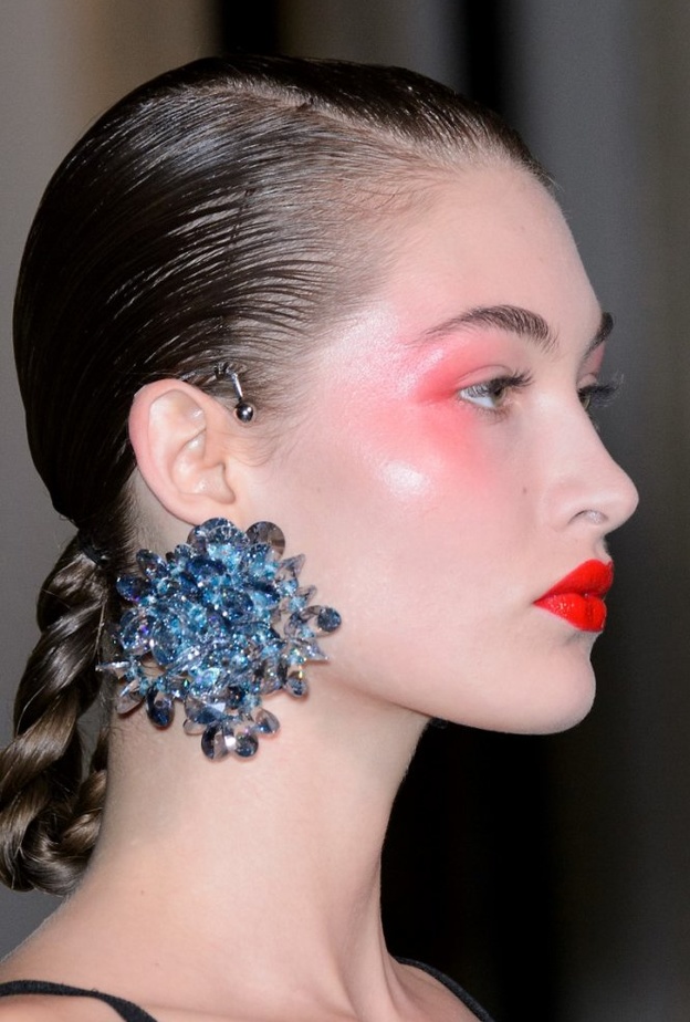 احدث الاكسسوارات مع الأقراط البارزة من دار كنزو kenzo