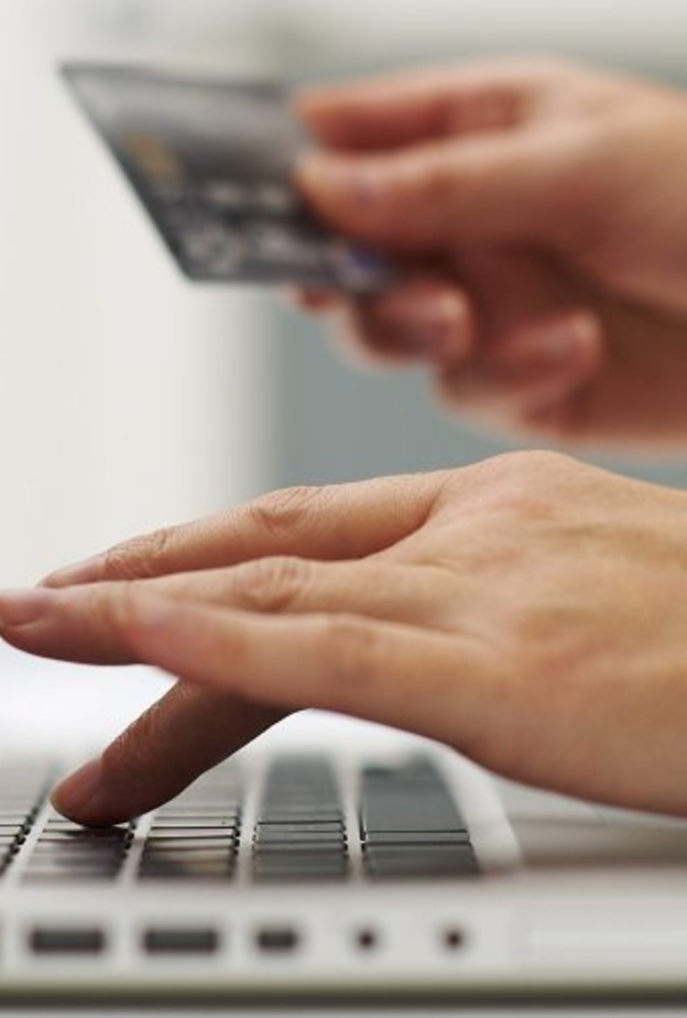 التسوق الالكتروني يجذب السعوديات