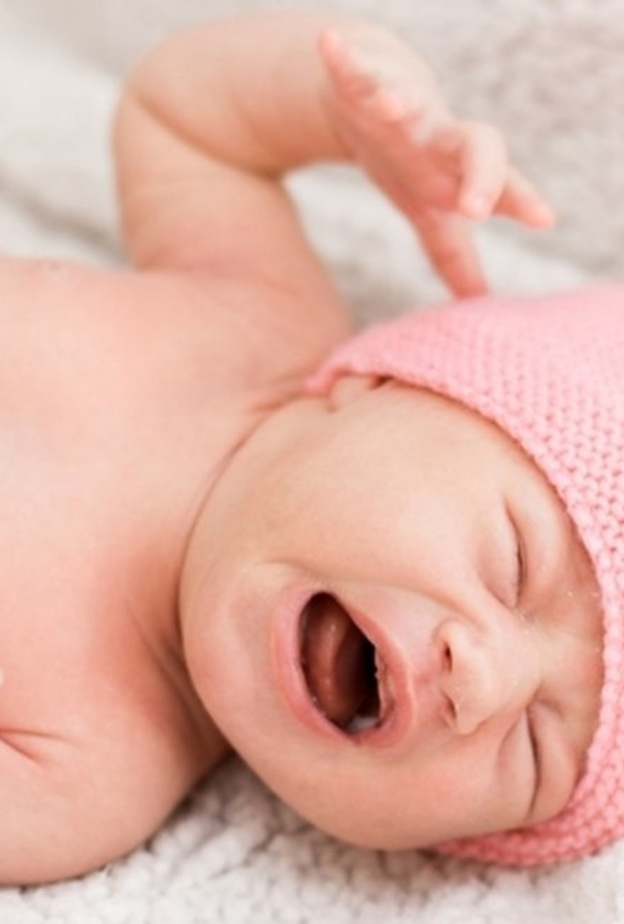 مارسي الرياضة بمشاركة طفلك الرضيع لزيادة حركته لعلاج الامساك