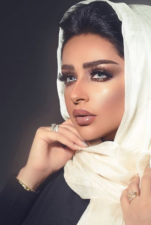 تميزت أمل الانصاري بمكياجها المميز الاحترافي