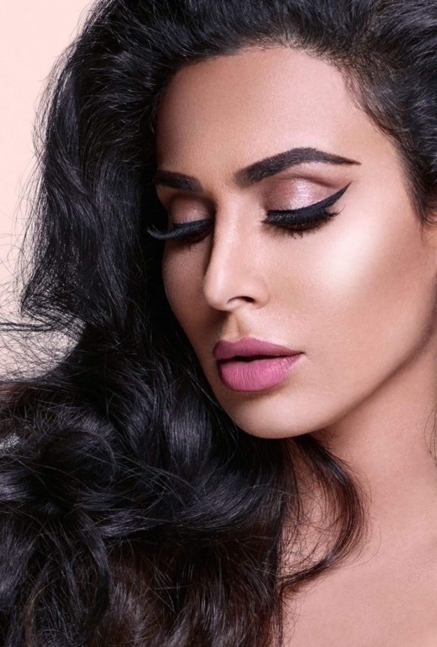 رسم الايلاينر المجنح بطريقة هدي قطان مع المكياج البارز.