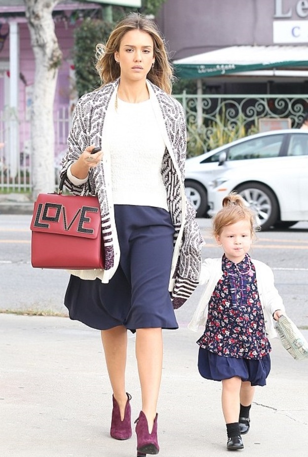 كاتي هولمز Katie Holmes وابنتها يرتديان القميص المربعة