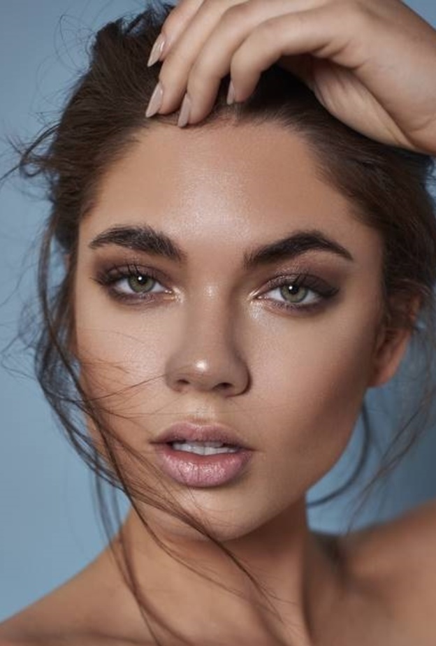 اعتمدي على الهايلايتر في مكياجك