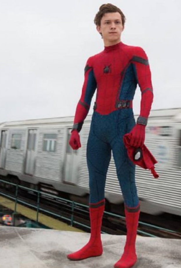 الممثل البريطاني توم هولاند بدور الرجل العنكبوت