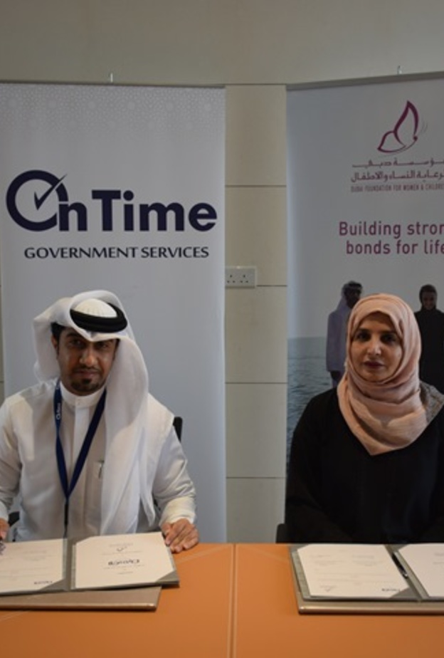 عفراء البسطي وفيصل عبد الكريم خلال توقيع الإتفاقية