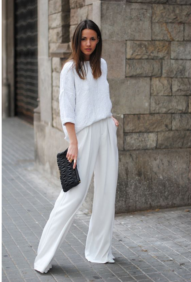 اختاري البنطلون الواسع باللون الأبيض ونسقيع مع توب بيضاء لاطلالة راقية وعصرية