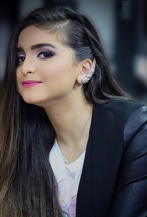 حلا الترك تتلقى معايدات من جدتها وشقيقها