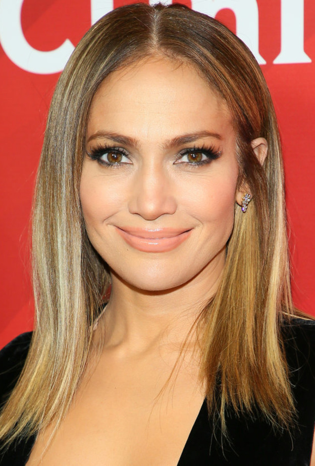 لا تتقيدي بتسريحة معينة ذا كان شكل وجهك بيضاوي مثل جوليا روبرتس