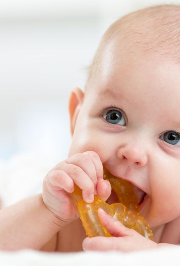 اعراض التسنين عند الاطفال ومشاكله وطرق التعامل معها