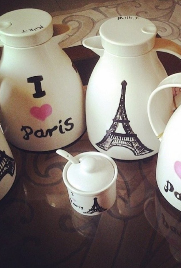 رسم التشكيلية بيان عبدالله على اباريق القهوة