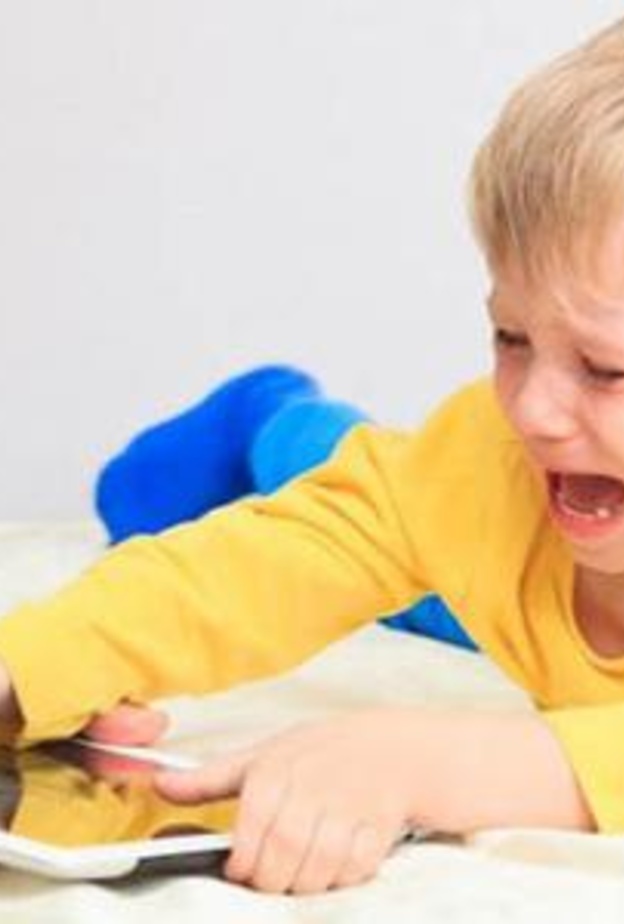 كيفية التعامل مع الطفل العنيد والعصبي في عمر الثلاث سنوات