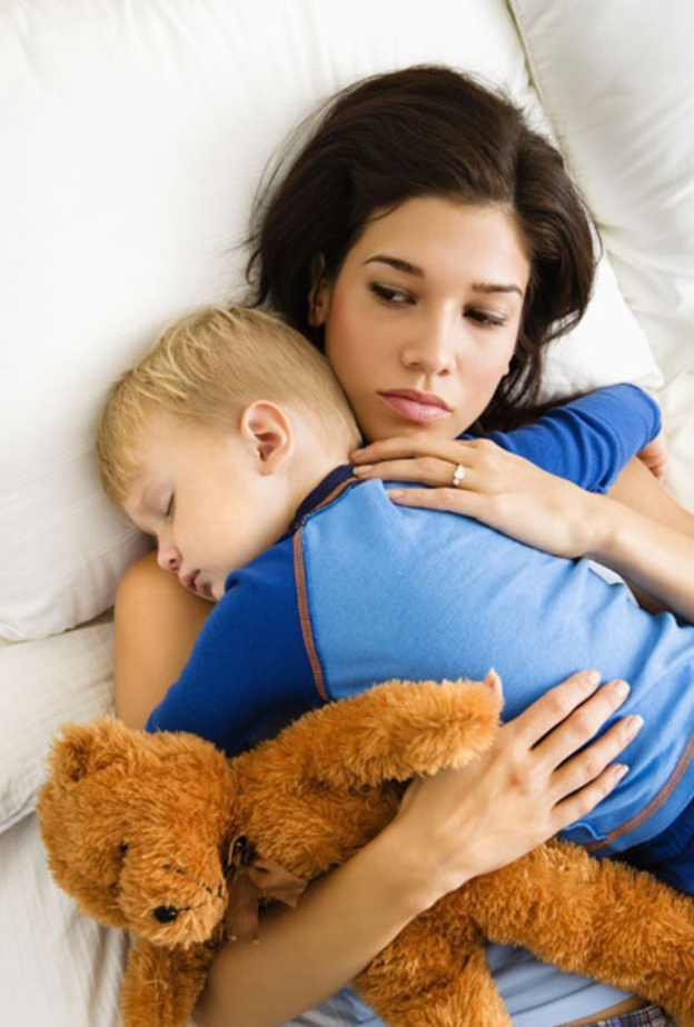 من الخطأ محاولة الأم نهر الطفل وإقناعه بأن الخادمة ليست من الأسرة