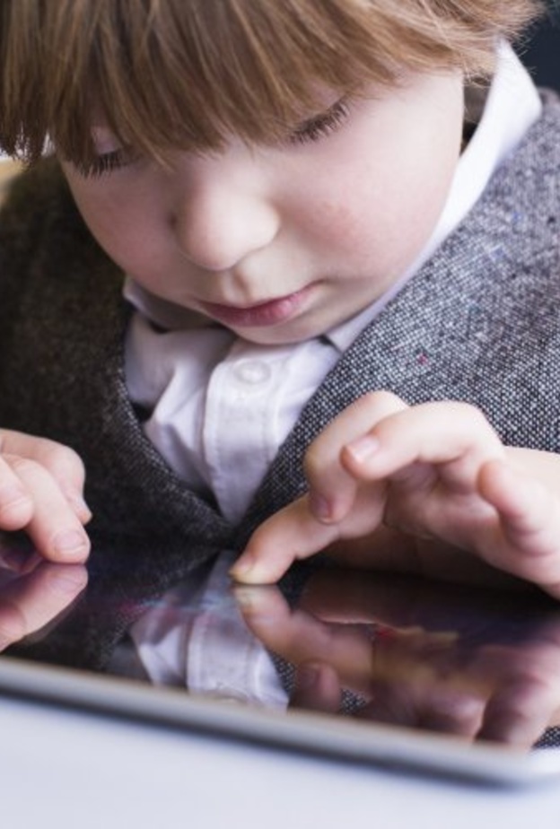 من اثر التكنولوجيا السلبي على صحة وعضلات ورقبة الطفل 