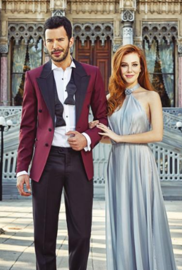 الإطلالة التي أعجبتنا إلى جانب الممثل التّركي