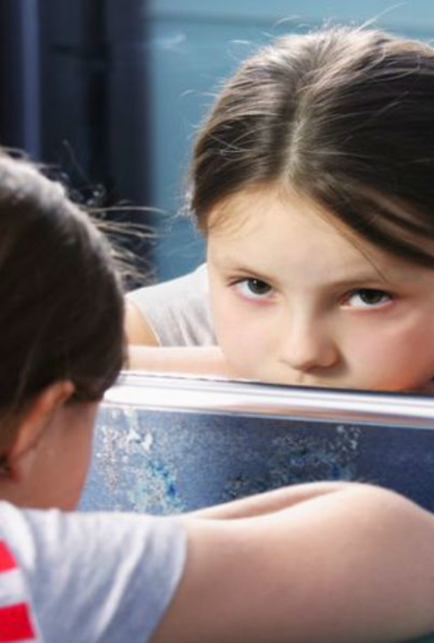 عدم الثقة بالنفس عند الطفل تدفعه إلى الإنطوائية