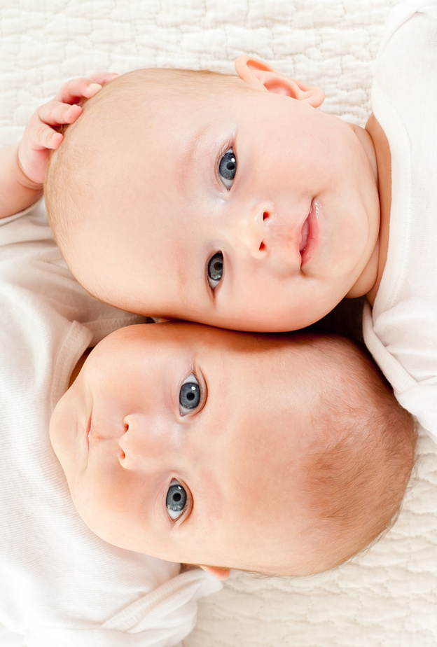 الاخطاء التي تواجه الاهل في تربية التوأم وكيفية تجنبها