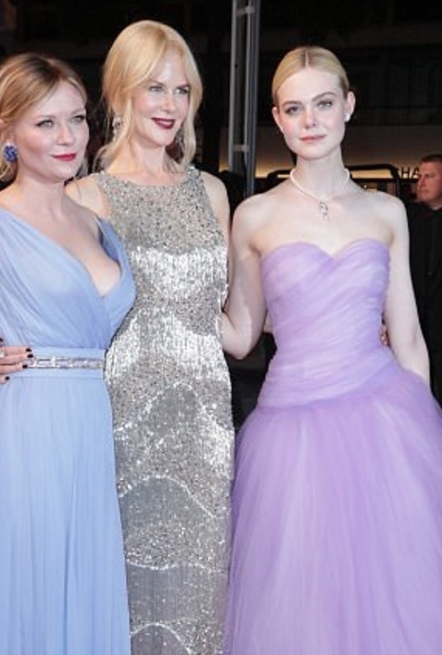 الممثلون يحيون الصحافة والجمهور