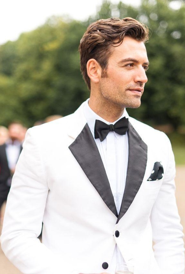 حذاء العريس وازرار القميص للعريس