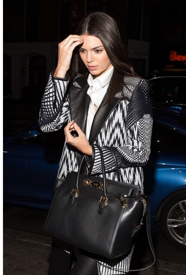 اختارت الجميلة كيندال جينر ‏Kendall Jenner‏ شنطة سوداء كبيرة من دار فيرزاتشي‏Versace