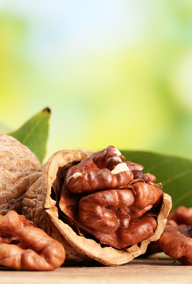 من اضرار الجوز رفع ضغط الدم إن كان مملحا