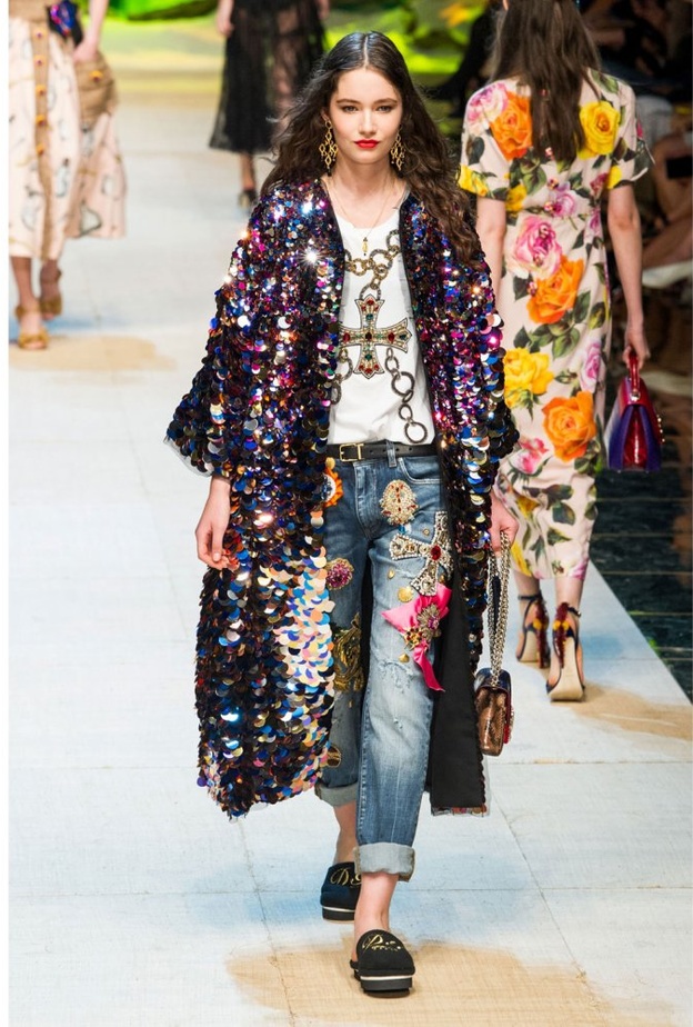 بناطيل الجينز المطرزة