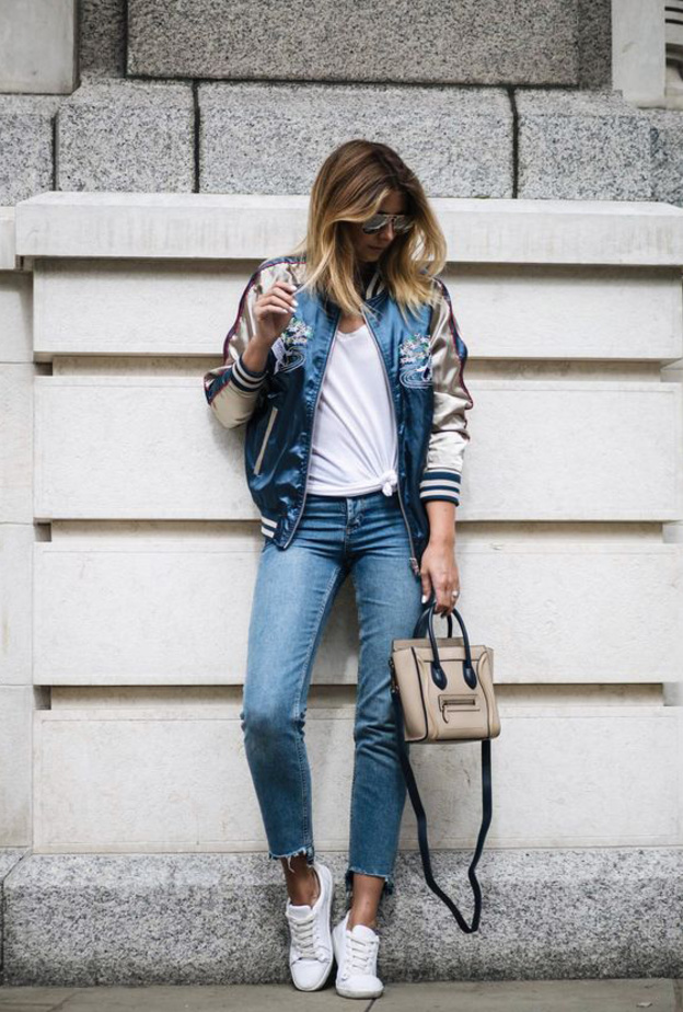 نسقي بين بنطلون قماشي أسود وتيشيرت قطنية لاطلالة جامعية أنيقة