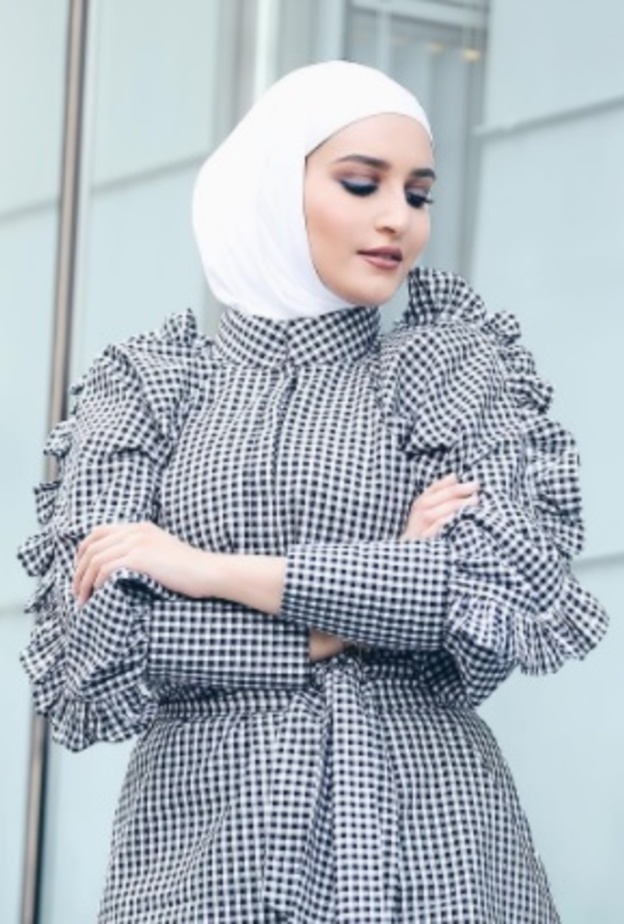 موضة لفات الحجاب بلون زيتي هي الاحدث في صيف 2017 مع دينا طوكيو‏.