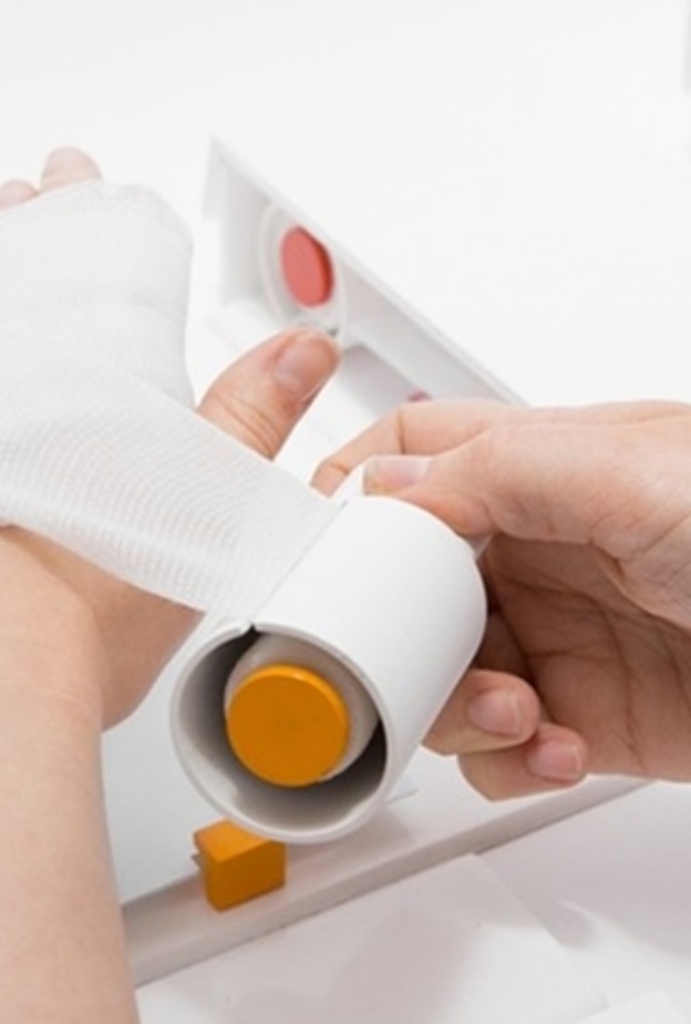 غمر مكان الحرق بالماء أول إسعاف لتخفيف الحرق