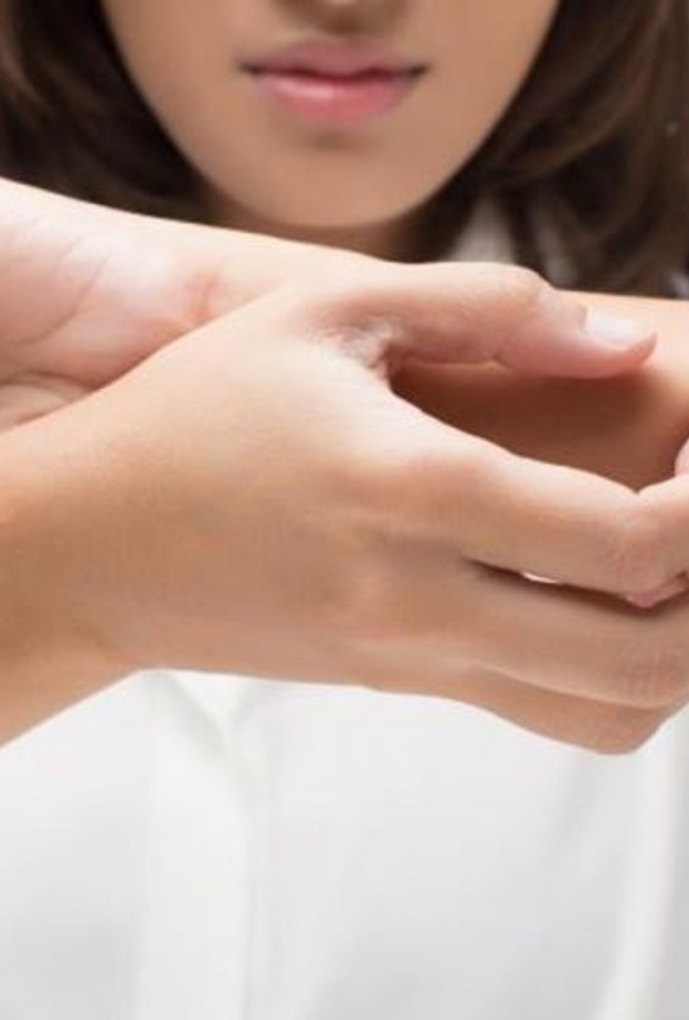  الحكة من أعراض الطفح الجلدي.