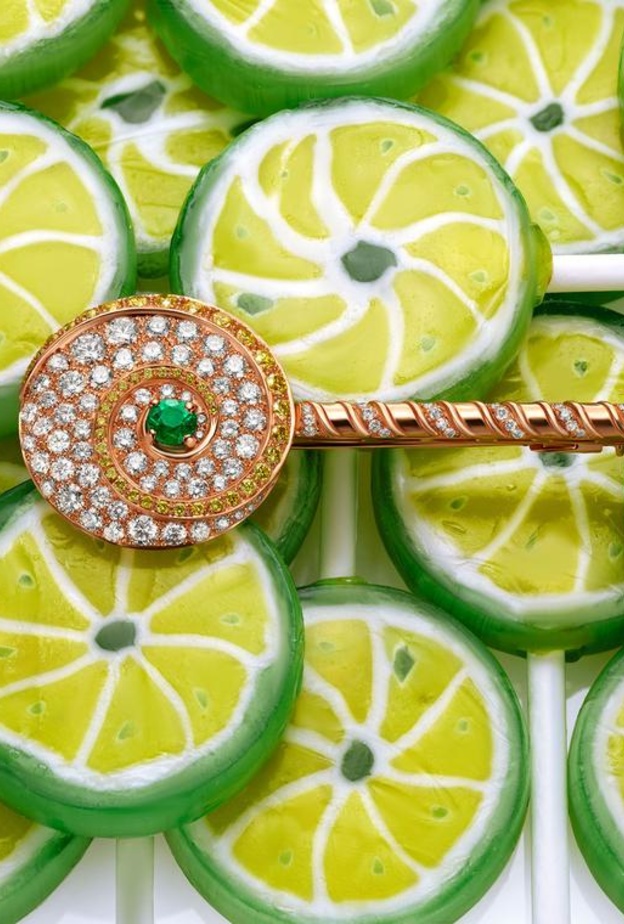 مجوهرات ملونة