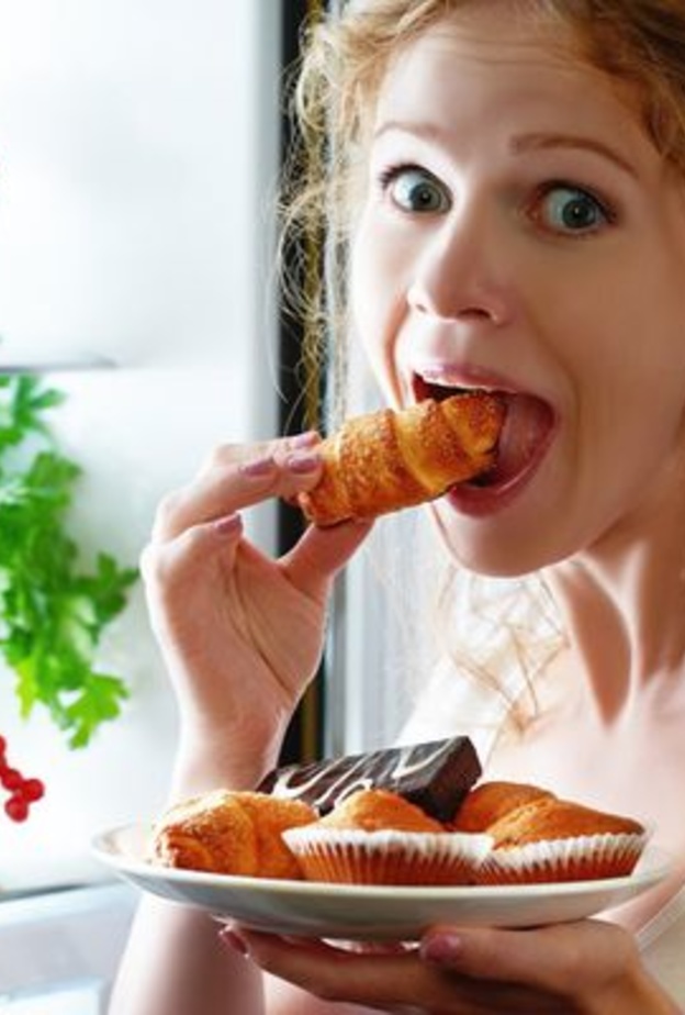 الحلويات من الأطعمة الممنوعة في الليل لأنها تزيد الوزن