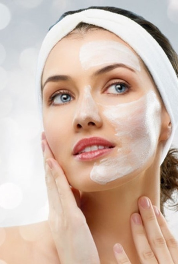 يعمل الحليب على تبييض البشرة الدهنية وينظف المسامات الواسعة ويصغرها